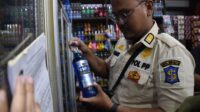 Langgar Perwali, Satpol PP Surabaya Razia Toko Kelontong yang Jual Mihol
