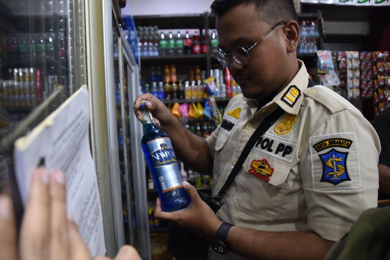 Langgar Perwali, Satpol PP Surabaya Razia Toko Kelontong yang Jual Mihol