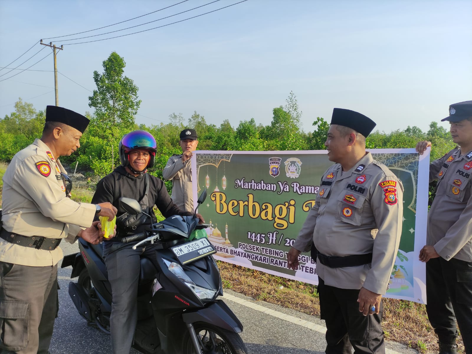 Bulan Penuh Berkah Bhayangkari Polsek TTB Bagikan Takjil ke Pengguna Jalan