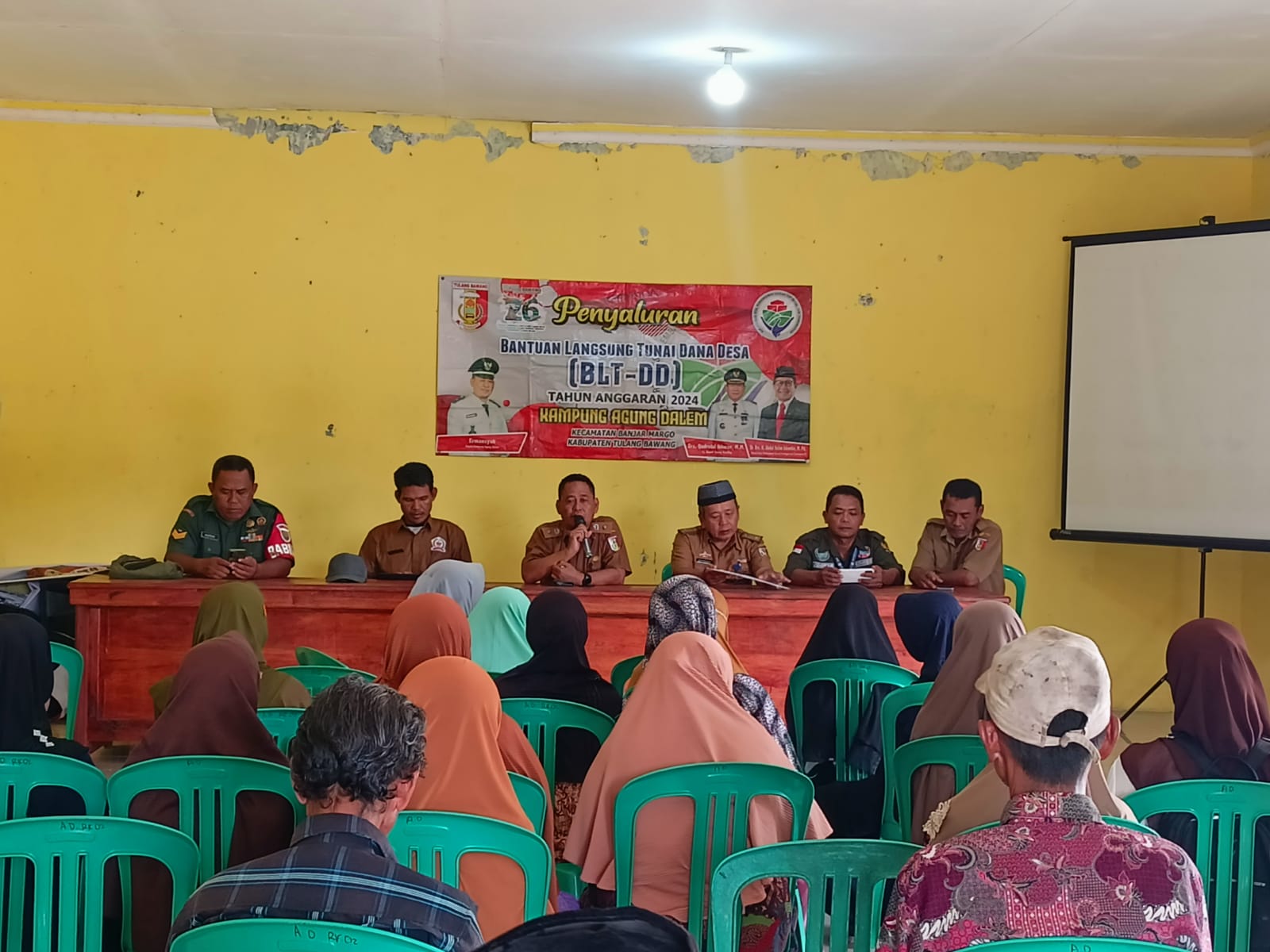 Pemerintah  Salurkan 30 KPM BLT DD di Kampung Agung Dalem Kecamatan Banjar Margo