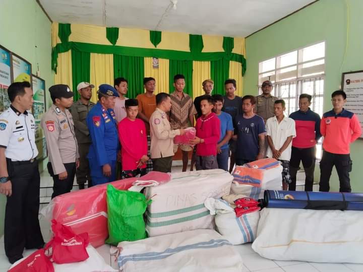 Interpretasikan Kehadiran Pemerintah Dinas Sosial dan BPBD Serahkan Bantuan Tanggap Darurat Kepada 12 Korban KM. Yuiee Jaya 02