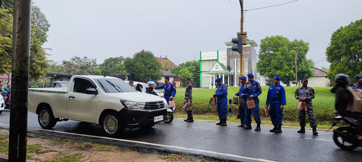 Sat Polair Polres Bangka Barat Berbagi Takjil Gratis Kepada Masyarakat