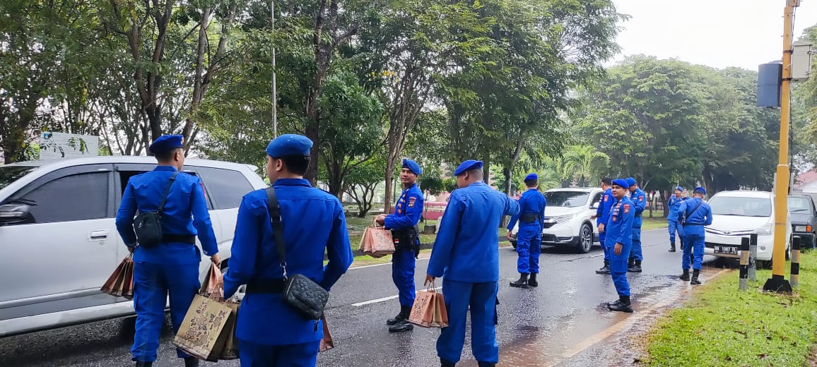 Sat Polair Polres Bangka Barat Berbagi Takjil Gratis Kepada Masyarakat