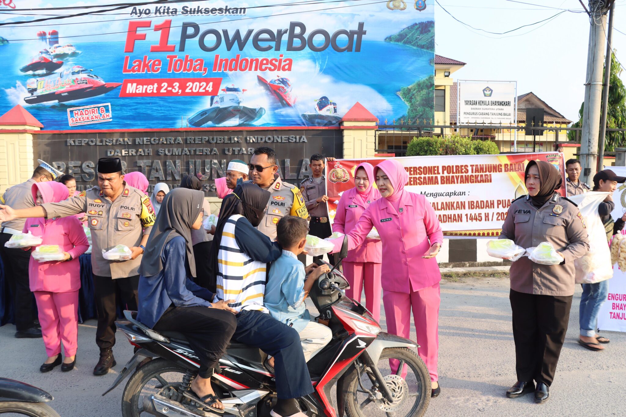 Ramadhan Penuh Berkah, Polres Tanjung Balai Berikan Ribuan Bungkus Takjil Gratis dan Puluhan Helm Bagi Masyarakat Pengguna Jalan