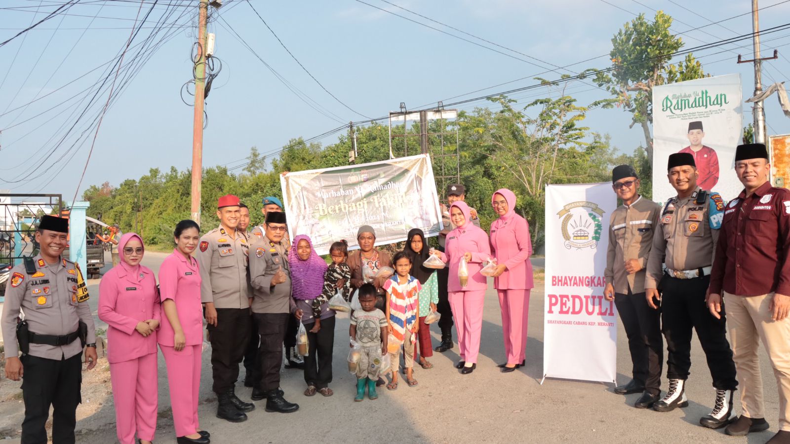 Bulan Ramadhan 1445 H Gabungan Satker Polres Kep Meranti Membagikan Takjil Gratis Kepada Motor Becak