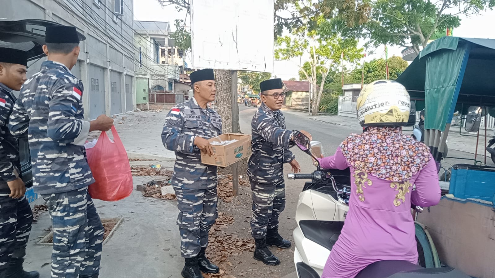 Agenda Tahunan Bulan Ramadhan, TNI AL Posal Selatpanjang Bagikan Ratusan Takjil kepada Masyarakat 