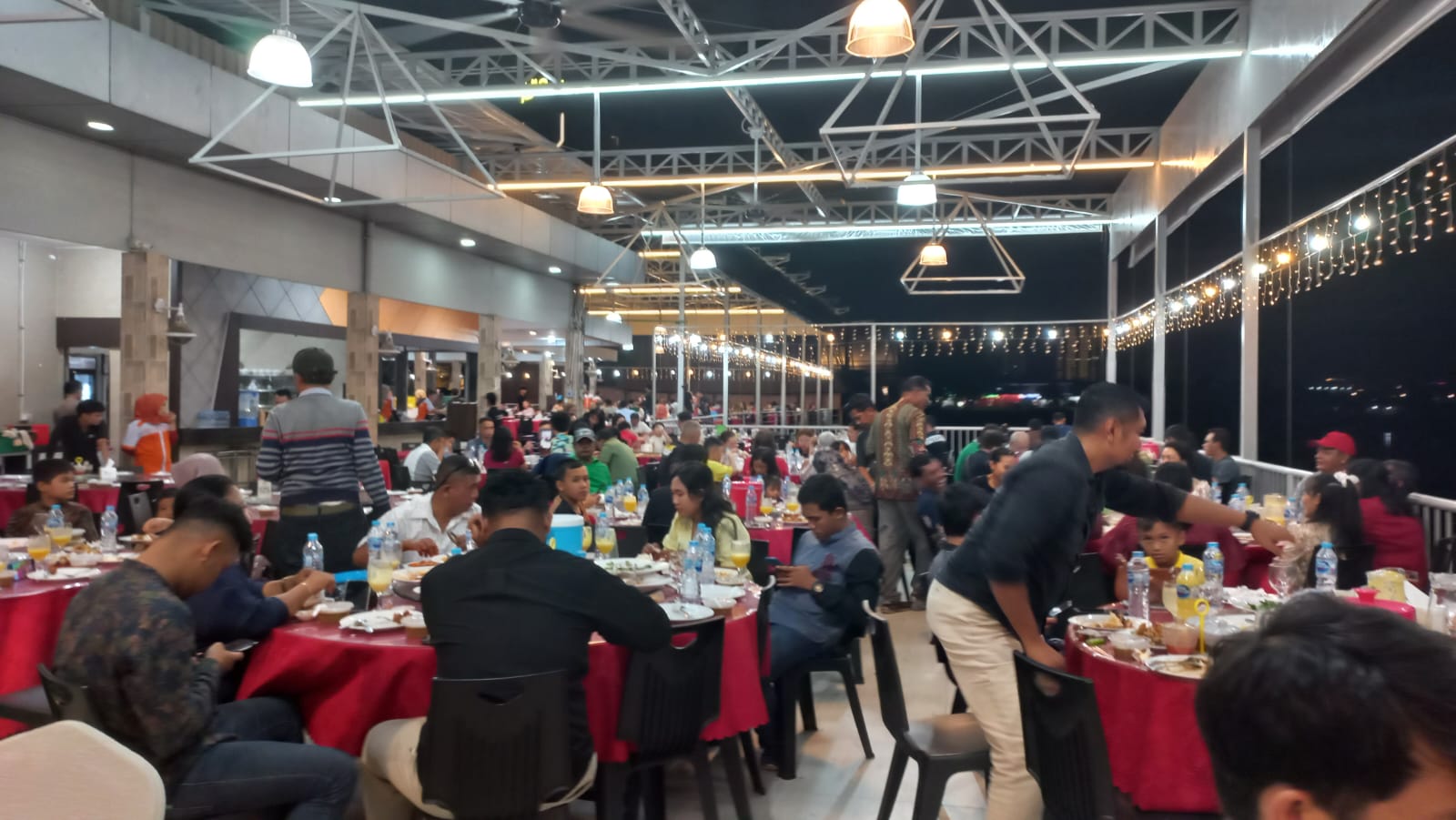 Rania Zahra bersama bestinya Dewi dan Niki menggelar buka bersama (Bukber)