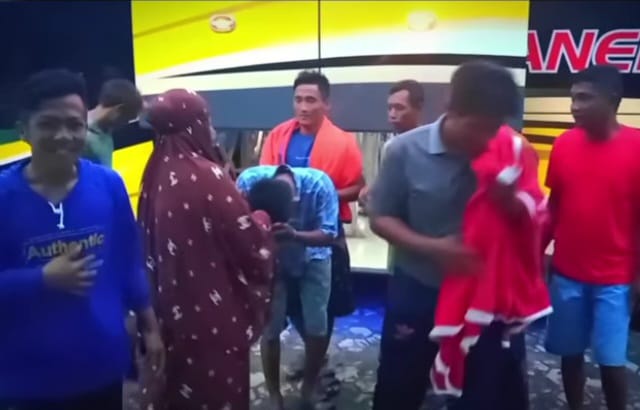 Suasana Haru dan Sendu Warnai Detik Detik Pemulangan Korban KM. Yuiee Jaya II