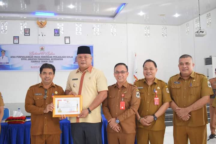 Pemkab Nias Utara Melaksanakan Penyerahan Surat Keputusan Perpanjangan Masa Kerja PPPK Jabatan Fungsional Kesehatan Formasi Tahun 2022