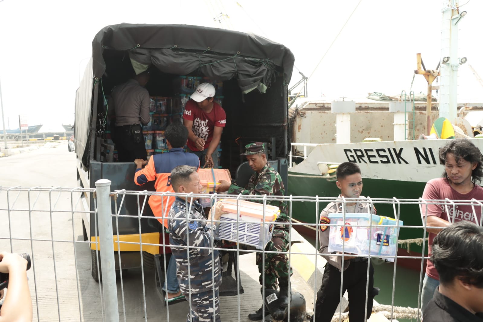Kapolres Gresik Bersama Terjunkan Tim Trauma Healing untuk Korban Gempa di Pulau Bawean