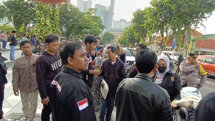 500 Paket Sembako Dari AMI Untuk Masyarakat Surabaya 