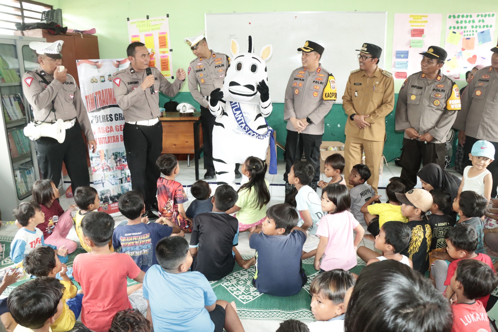 Keseruan Tim Trauma Healing Polres Hibur Anak-anak Korban Gempa Bumi di SDN 380 Gresik