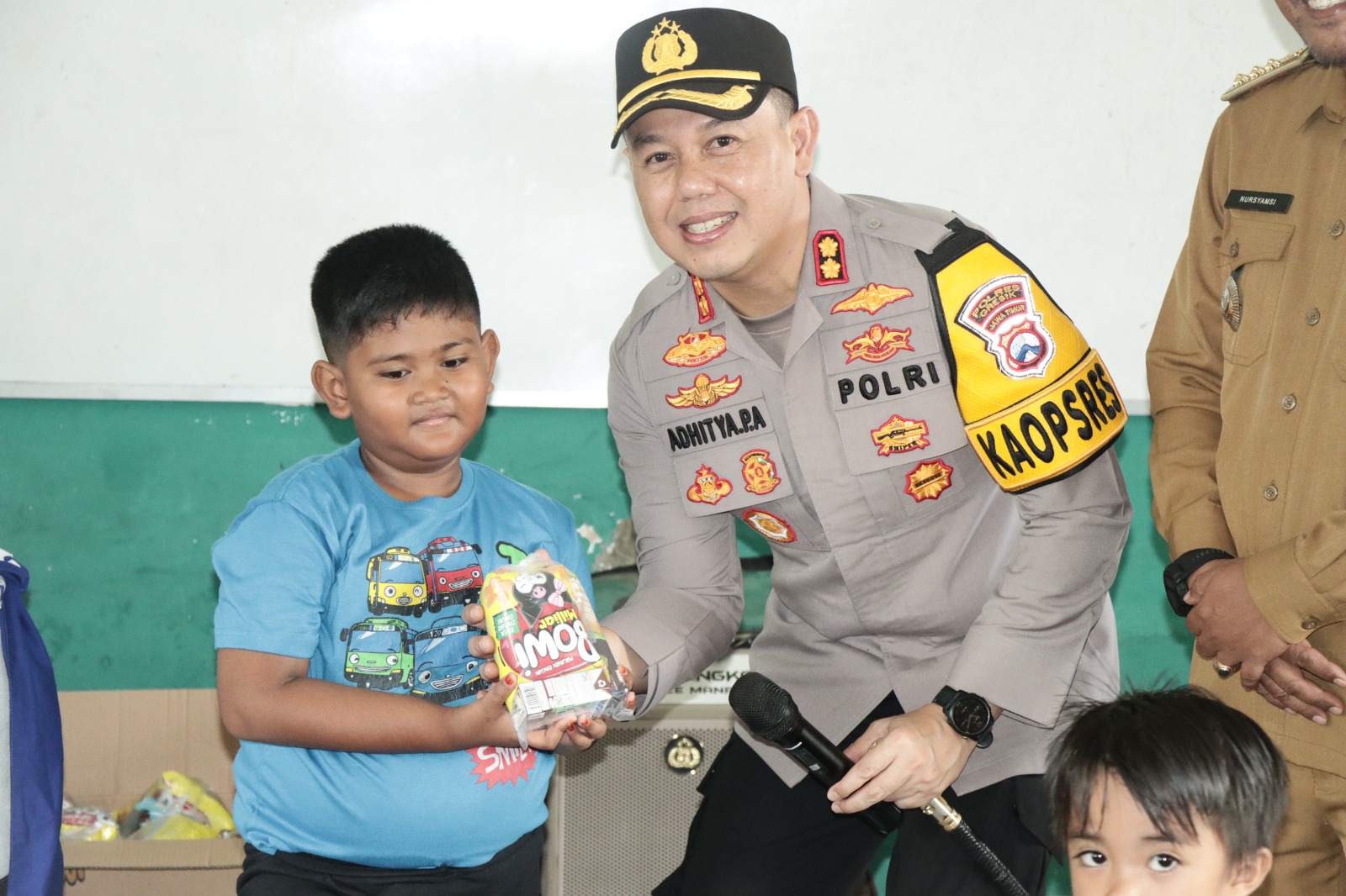 Keseruan Tim Trauma Healing Polres Hibur Anak-anak Korban Gempa Bumi di SDN 380 Gresik