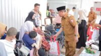 Pemerintah Kota Tanjungbalai H Waris Tholib Dan Ketua PKK Hj Fatiah Haitami Menyerahkan Bantu Dengan Anak Cacat (FKKDAC)