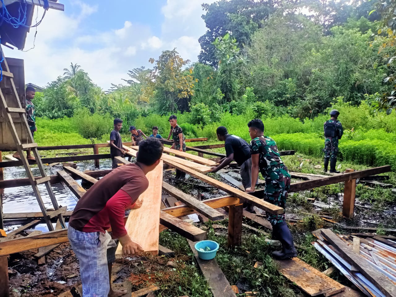 Satgas Yonif 407/ PK Laksanakan Giat Komsos Dan Karya Bakti Di Wilayah Pos Penugasan