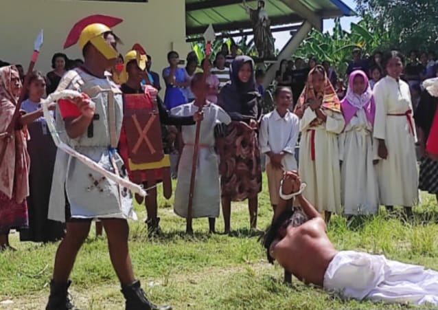 Jalan Salib Hidup di Ikuti Ratusan Umat Katolik Paroki Gereja St Fransiskus Xaverius Bolan