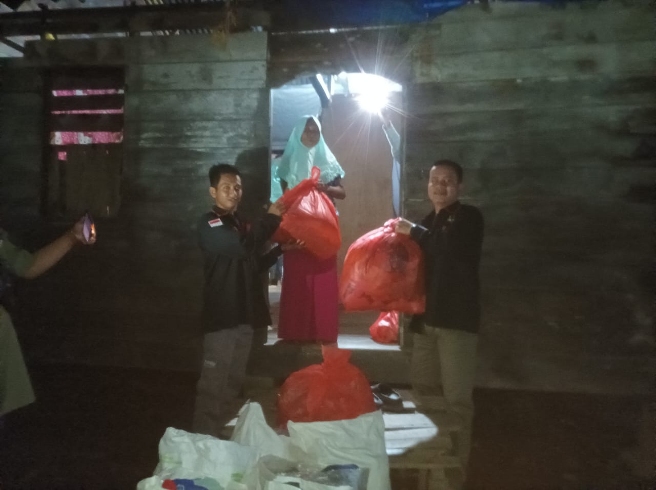 Yayasan ASI Berbagi Kebahagiaan Melalui Pakaian Layak Pakai untuk Masyarakat Suku Akit Sesap