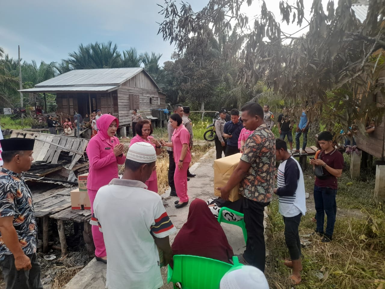 Bentuk Kepedulian Polri, Polres Tanjung Balai Berikan Bantuan Kepada Warga Yang Kebakaran Rumah 