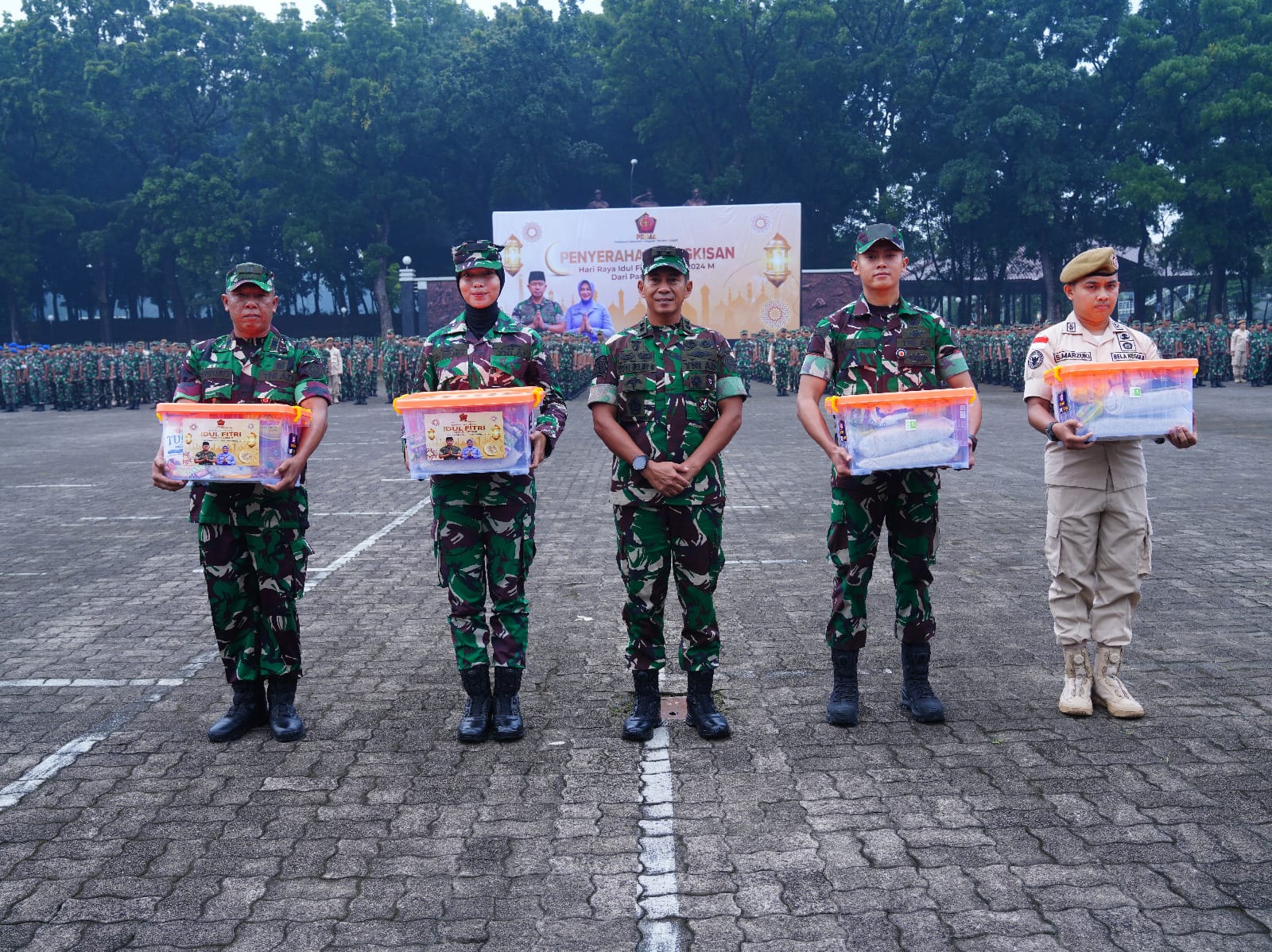 Panglima TNI Serahkan Bingkisan Lebaran Kepada Prajurit dan PNS