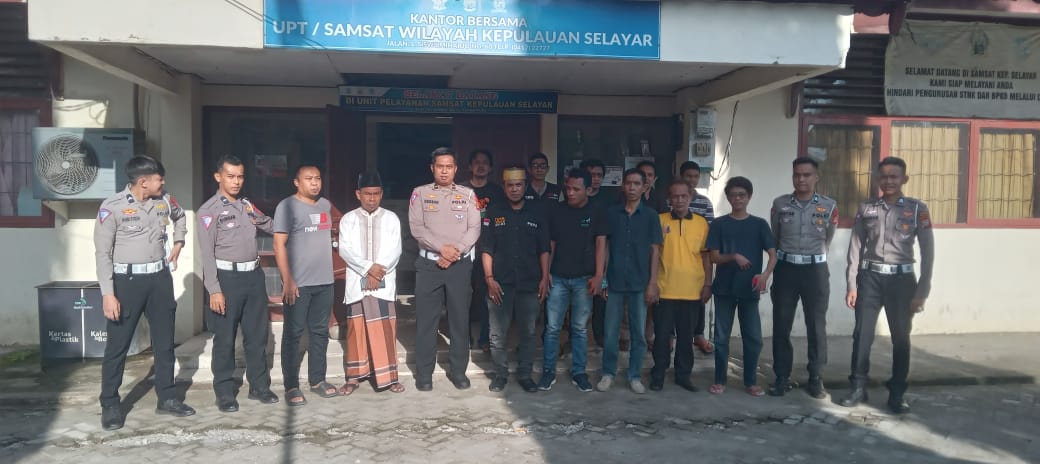 Unit Reg Ident Satlantas Polres Selayar Bagikan 200 Paket Lebaran kepada Wartawan dan Kaum Dhuafa