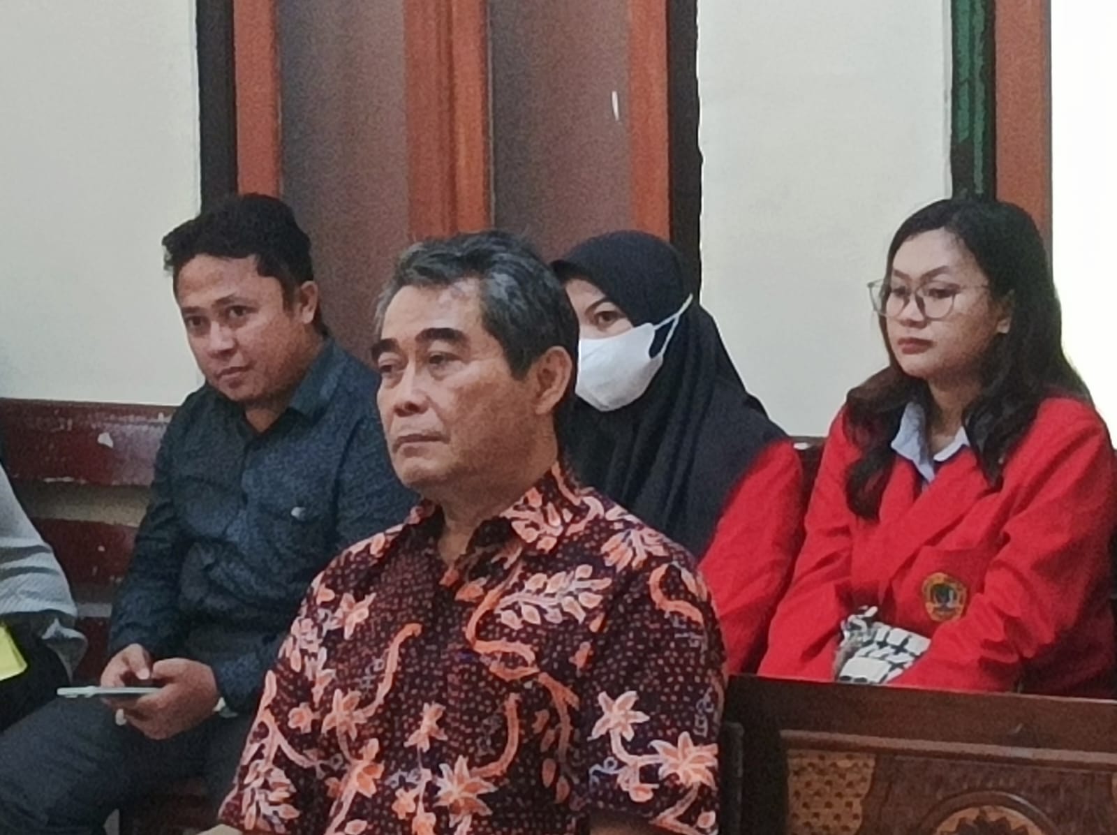 Dr.Krisnadi, Lektor Kepala UNTAG Surabaya Seakan Patahkan Dalil Dibuat Ahli Ellen Sulistyo