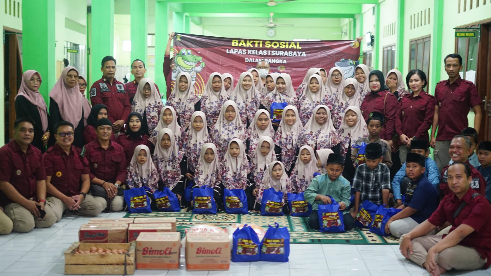 Semarakkan HBP ke-60, Petugas Lapas Porong Bagikan 200 Paket Buka Puasa Kepada Masyarakat