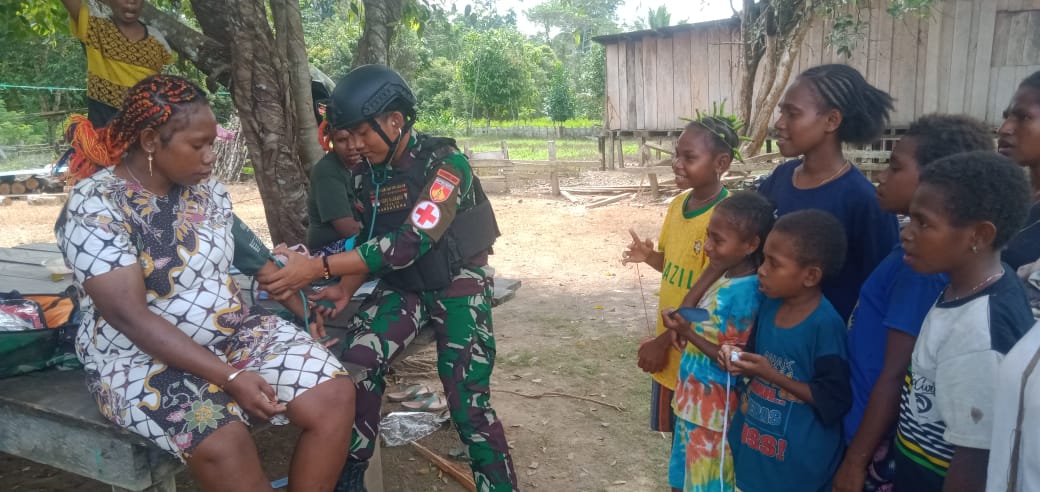 TNI Satgas Pamtas Yonif 407/PK Gelar Bakti Kesehatan Kepada Warga Perbatasan