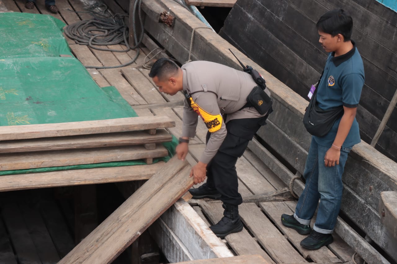 Polres Meranti Lakukan Pengecekan Kapal Pengangkut Logistik Pemilu 2024 
