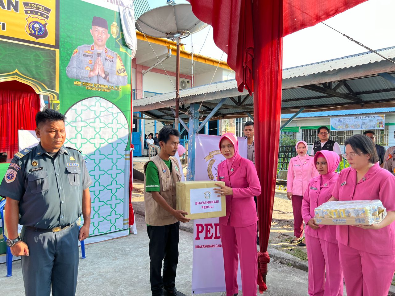 Kapolres Kepulauan Meranti Bersama Bhayangkari Peduli, Kunjungi Pos Pam dan Berbagi  Bingkisan Tali Asih