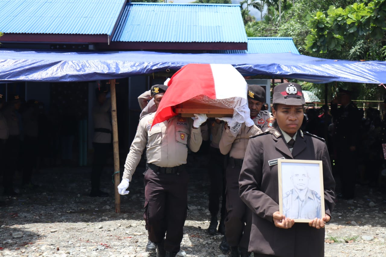 Wakapolres Teluk Wondama Pimpin Apel Persada Upacara Pemakaman Jenazah Purnawirawan Polri