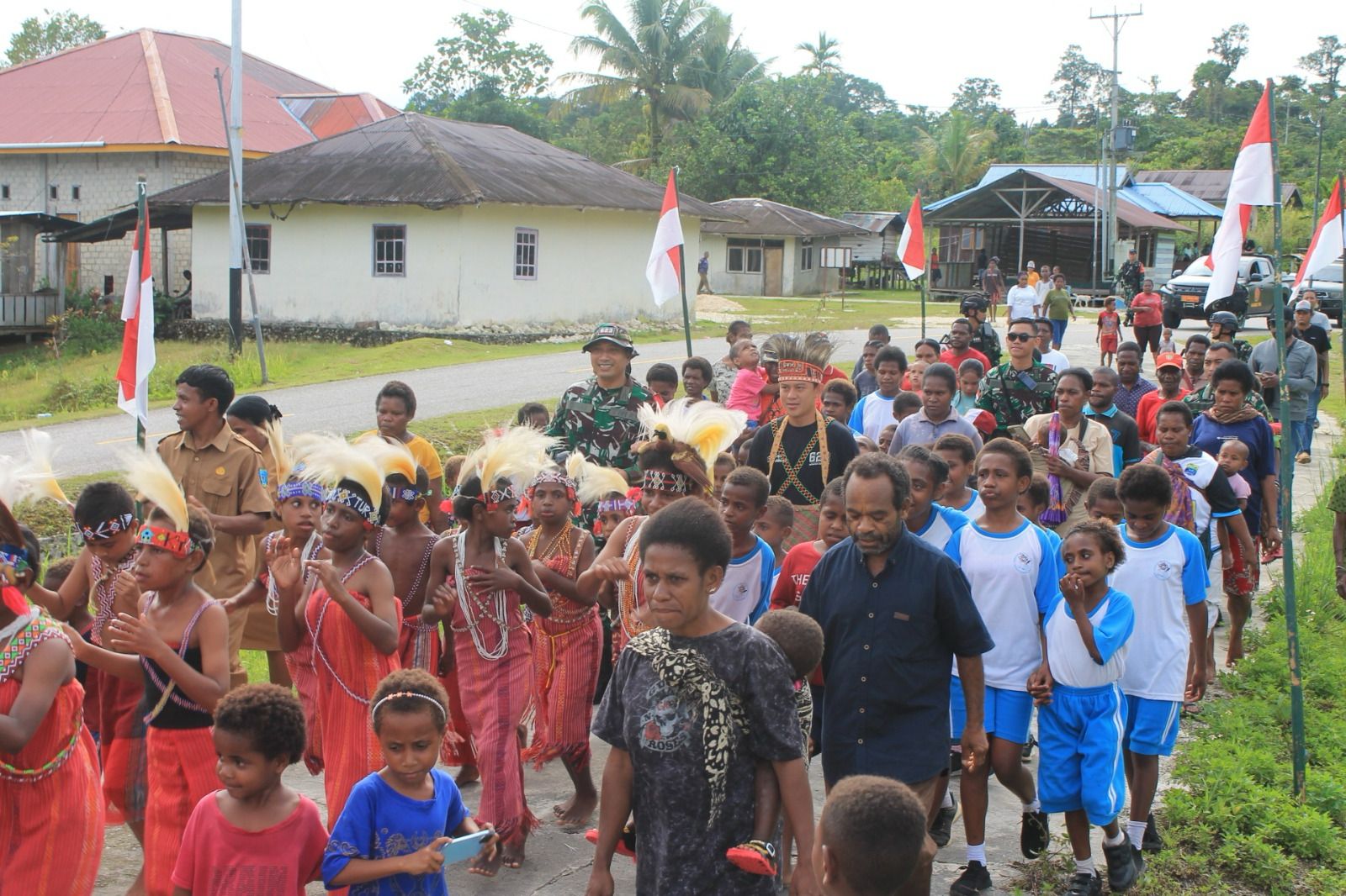 Misi Kuali Merah Putih Bobon Santoso Menembus Daerah Rawan di Kabupaten Maybrat, Bersama Satgas Yonif 623/BWU