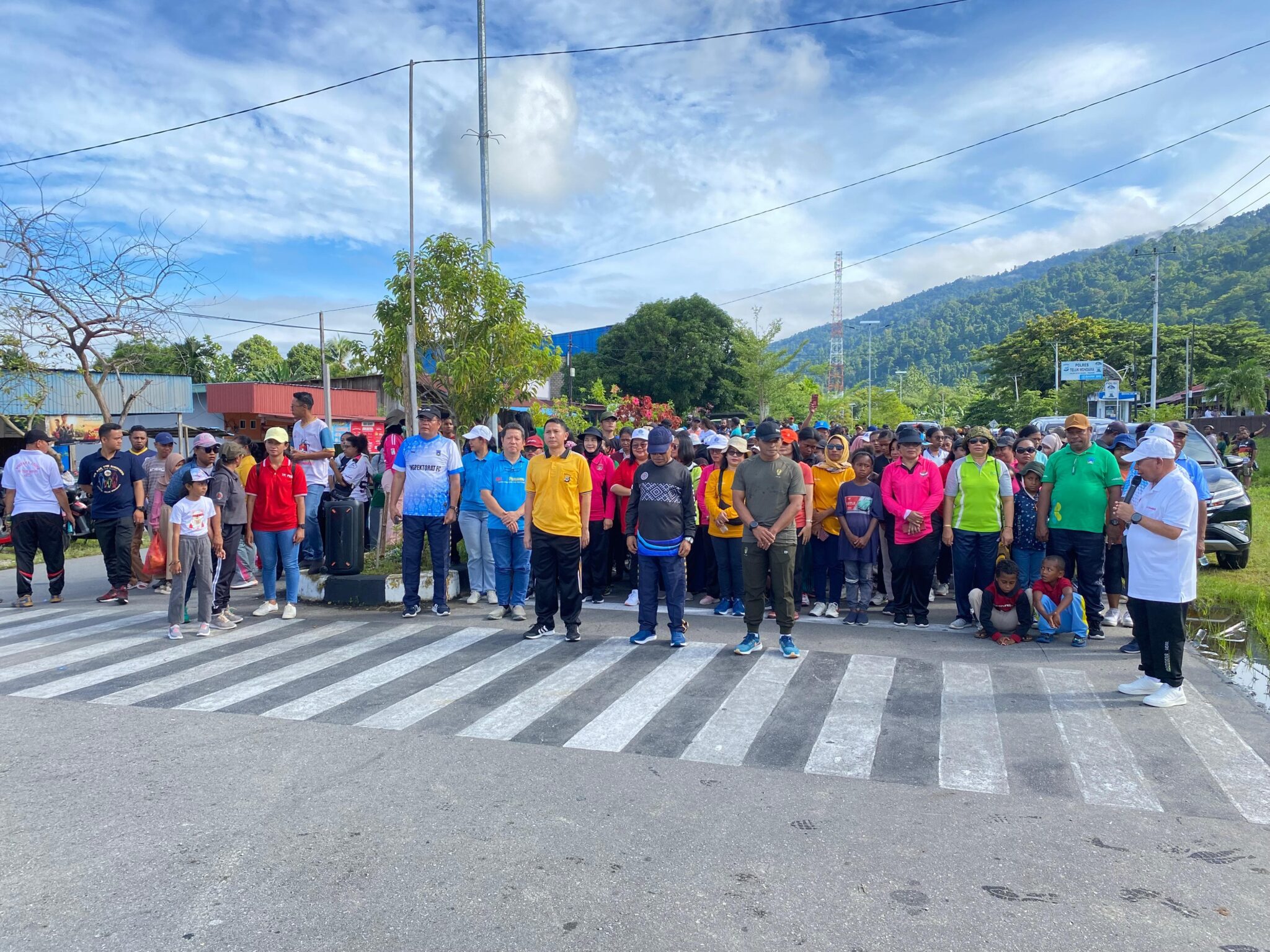 Kapolres Teluk Wondama Hadiri Jalan Santai HUT Kabupaten Teluk Wondama Ke-21