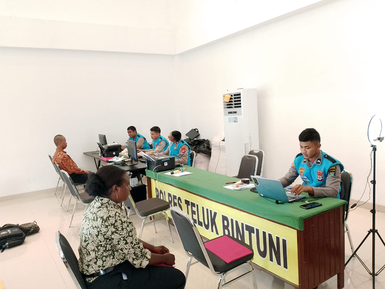 Bag SDM Polres Teluk Bintuni laksanakan verifikasi berkas peserta calon penerimaan polri 2024