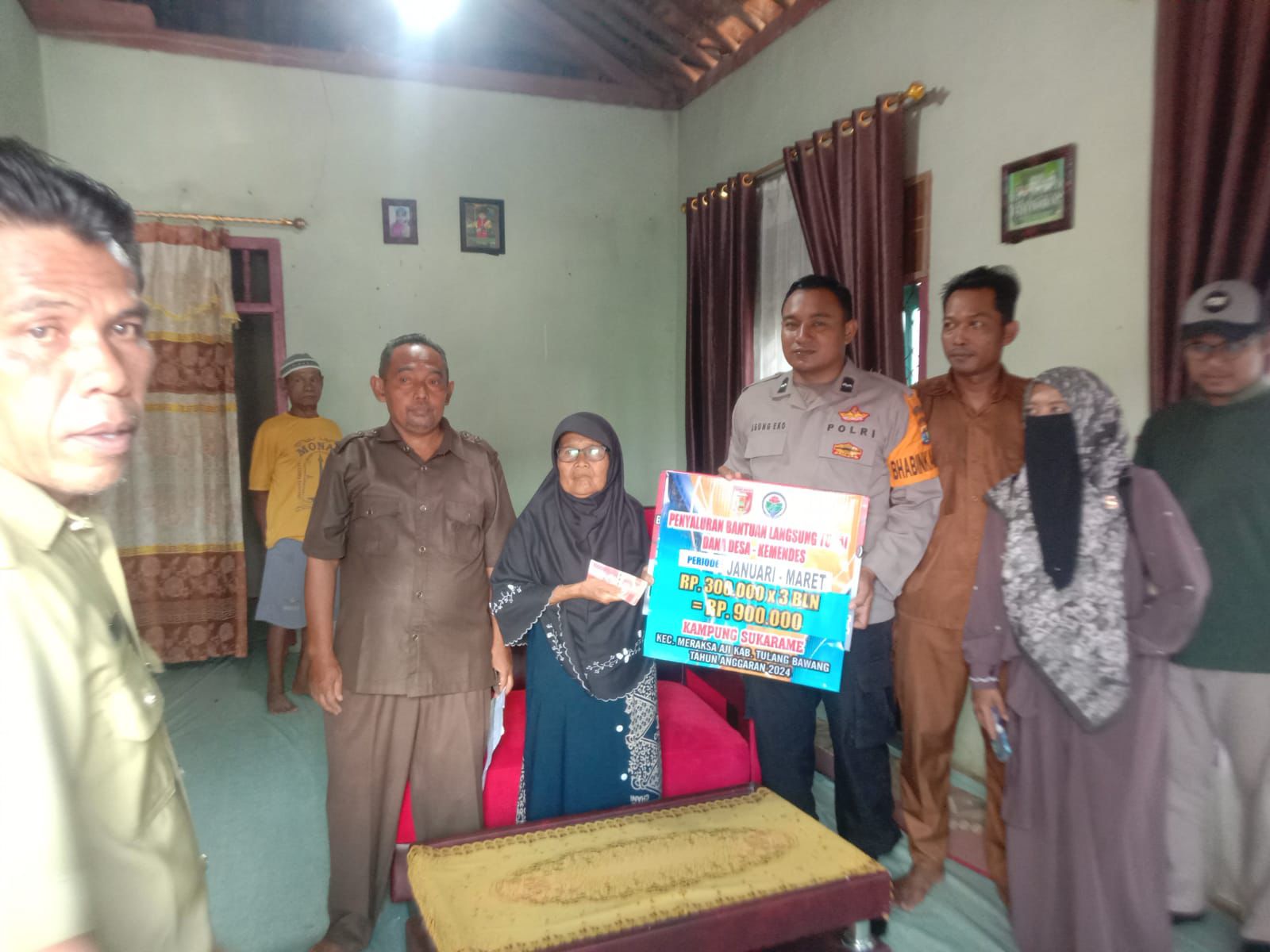  Harianteks.com | TULANG BAWANG_ Pemerintah kampung Sukarame, kecamatan Maraksa aji, Kabupaten Tulang Bawang menyalurkan bantuan langsung tunai (BLT) Dana Desa tahun 2024 kepada 21 keluarga penerima manfaat (KPM), secara door to door, Selasa 26/03/24 Jelasnya Penyaluran BLT Dana Desa langsung dihadiri oleh kakam Sekdes,kecamatan Maraksa aji, Bhabinsa' bhabinkamtibmas dan pendamping desa setempat. Disampaikan Kakam Sukarame Sujito, bahwa BLT Dana Desa yang disalurkan pada hari ini merupakan program pemerintah pusat guna membantu masyarakat dalam memenuhi kebutuhan pokok. "Bagi KPM yang menerima BLT Dana Desa mendapatkan sebesar Rp. 300.000,- perbulan yang akan disalurkan selama satu tahun. Untuk periode pertama mulai salurkan dari bulan Januari sampai Maret," jelasnya. Kakam Sujito berharap bantuan yang disalurkan dapat dimanfaatkan dengan sebaik-baiknya oleh KPM, di bulan puasa. "Semoga bantuan dari program anggaran Dana Desa tahun 2024 ini benar-benar bisa bermanfaat bagi warga, khususnya di kampung Sukarame," Jelasnya Editor ; Abdul Reporter : Rudi Y