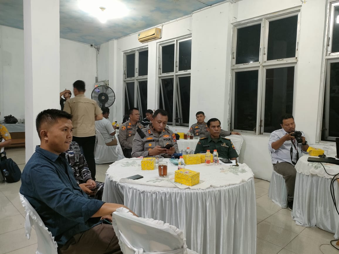 
Tanjungbalai, - Kapolres Tanjungbalai AKBP. Yon Edi Winara SH. SIK. MH menghadiri Kegiatan Penetapan Perolehan Kursi Partai Politik dan Penetapan Calon Terpilih Anggota Dewan Perwakilan Rakyat Daerah Kota Tanjungbalai pada Pemilu Tahun 2024.

Kegiatan bertempat di Ruang Rapat Kantor KPU kota Tanjungbalai Jl. Jend. Sudirman, Km.3,5, no. 71, Kel. Pahang, Kec. Datuk Bandar, Kamis 02 Mei 2024 pukul 20.00 Wib.

Kapolres Tanjungbalai ditengah kegiatan mengatakan kepada wartawan, "Bahwa penetapan Perolehan Kursi Partai Politik dan Penetapan Calon Terpilih Anggota DPRD Bedasarkan Surat Keputusan KPU Kota Tanjungbalai no. 292 tahun 2024 tentang penetapan perolehan Kursi Parpol peserta pemilu anggota DPRD dan Surat Keputusan KPU Kota Tanjungbalai no. 293 tahun 2024 tentang penetapan Calon terpilih anggota DPRD Kota Tanjungbalai Dalam pemilu tahun 2024.

Dijelaskan Kapolres lagi, "Kegiatan ini sebagai tanda suksesnya pemilu serentak pada tahun 2024 dan bersiap menghadapi Pilkada mendatang yang dihadiri Ketua dari 17 Partai Politik yang berkompetisi kemarin.

"Adapun anggota DPRD Kota Tanjungbalai yang terpilih 25 orang masing masing :
Dapil 1 Ada 5 (lima) orang
Dapil 2
10 (sepuluh) orang 
Dapil 3
10 (sepuluh) orang

Selama pelaksanaan kegiatan, Polres Tanjung Balai melaksanakan pengamanan terbuka dan tertutup, melakukan deteksi, monitoring dan kordinasi kepada KPU, Bawaslu dan anggota Peserta Pemilihan Umum guna tetap menjaga kondusifitas di wilayah Hukum Polres Tanjungbalai Pasca Pemilihan Umum serentak tahun 2024. "Pungkas Kapolres.

Editor : Abdul
Repporter : Ishak