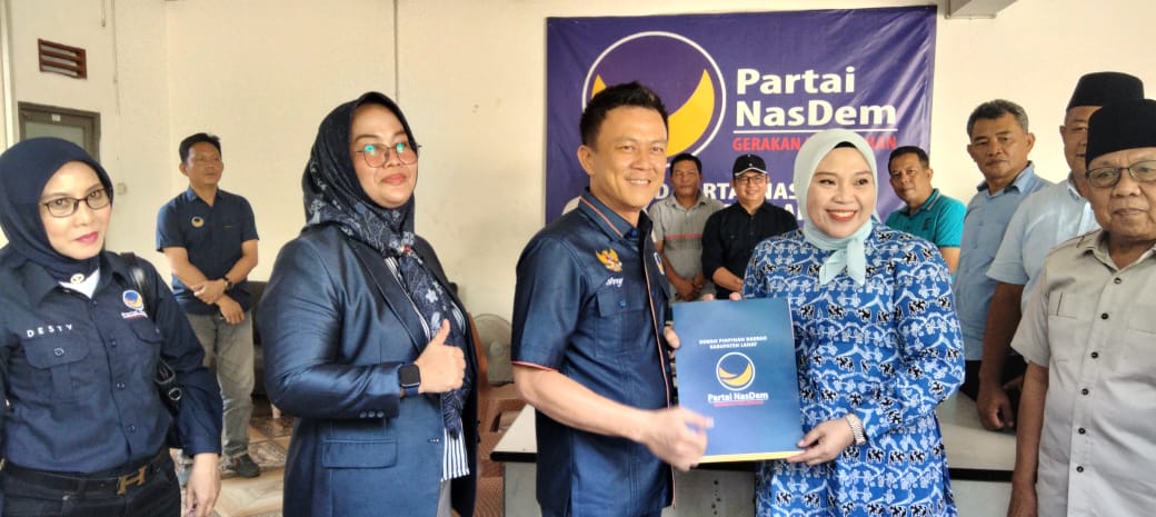 Lidyawati Bersama Haryanto Mengambilkan Formulir Pendaftaran Bacabup dan Bacawabup Di Kantor DPD Partai Nasdem
