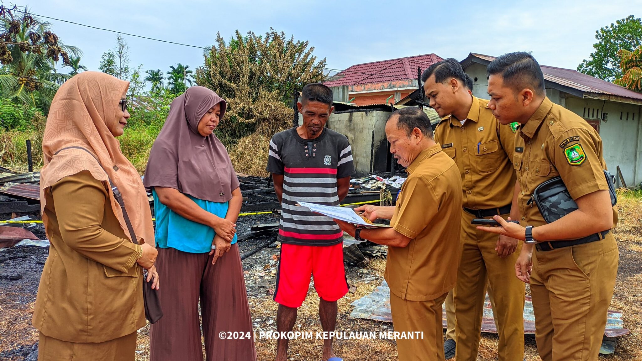 Sekda Meranti Serahkan Bantuan Korban Rumah Kebakaran Di Selatpanjang