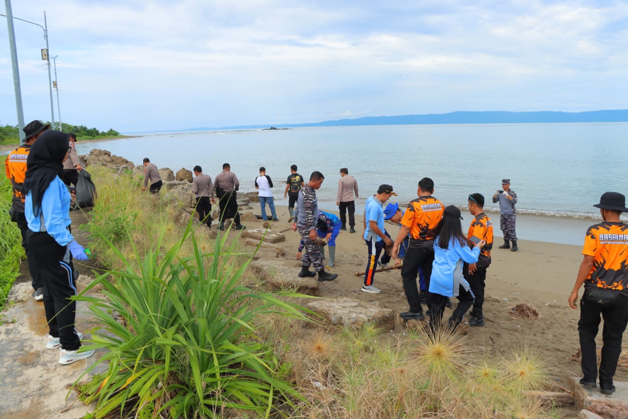 Unsur Gabungan Dan Polres Tanggamus Gelar Bersih Pantai 