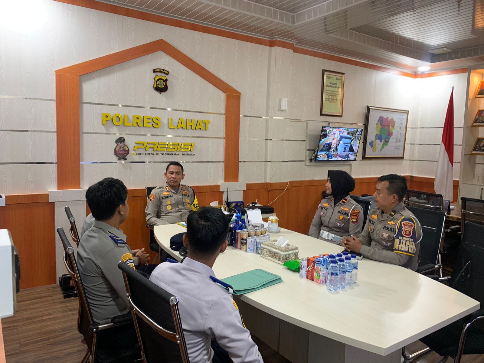  LAHAT -</strong> Kapolres Lahat AKBP God Parlasro S Sinaga SH.SIK.MH, yang di dampingi KBO Lantas Ipda Okta SH, kanit Turjawali Ipda Deny SH, menerima petugas UPPKB cabang merapi membahas tentang ODOL ( Over Dimensi dan Over Louding), Bahaya Truk ODOL bagi pengguna jalan dan Keselamatan Lalu Lintas.

ODOL merupakan kendaraan Logistik yang mengangkut barang secara berlebihan atau tidak sesuai dengan regulasi yang berlaku.

ODOL kerap kali menimbulkan masalah, salah satunya kecelakaan dijalan raya yang di sebabkan oleh rem blong karena muatan yg berlebihan, hilang kendali oleh pengemudi.

Kapolres Lahat, melalui Satlantas Polres Lahat memberikan larangan terhadap kendaraan berlebih muatan dan dimensi dijalan umum, untuk di tindak, serta memberikan himbauan kepada perusahaan pemilik kendaraan untuk selalu menormalisasi kendaraan truk Over Dimensi, dan himbauan kepada masyarakat terkait bahaya yang ditimbulkan oleh truk Over Dimension Over Load (ODOL) terhadap keadaan jalan serta keselamatan pengguna jalan.

<img class="alignnone size-full wp-image-63790" src="https://harianteks.com/wp-content/uploads/2024/05/Barkot-47.jpg" alt="Polres Lahat Himbau Pengemudi Truk ODOL Patuhi Lalulintas" width="1600" height="1200" />

"Truk ODOL, yang sering kali melampaui dimensi dan muatan yang diperbolehkan, menjadi sumber kerusakan pada infrastruktur jalan.
Peningkatan bobot dan dimensi truk tersebut tidak hanya merusak permukaan jalan, tetapi juga mempercepat penurunan kualitas jalan secara keseluruhan," ucapnya

Kapolres Lahat AKBP God Parlasro Sinaga S.H.SIK.MH, mengucapkan banyak terima kasih kepada perwakilan UPPKB, yang telah bersilahturrahmi dan bekerjasama dengan Polres Lahat terutama dengan Sat Lantas.
"Dengan demikian Polres Lahat, melalui Satlantas Polres Lahat mengajak seluruh pemangku kepentingan, terutama pengemudi truk, untuk bersama-sama mematuhi aturan dan menjaga keselamatan bersama di jalan raya. Para pengguna jalan juga diminta untuk lebih waspada terhadap truk-truk yang terlihat melebihi dimensi dan muatan yang wajar," Jelas Kapolres

"Dengan kesadaran dan kerjasama bersama, diharapkan kecelakaan akibat truk ODOL dapat diminimalisir. Sehingga kondisi jalan tetap terjaga dengan baik dan keselamatan pengguna jalan lebih terjamin," pungkasnya

Editor : Abdul
Reporter :Nita