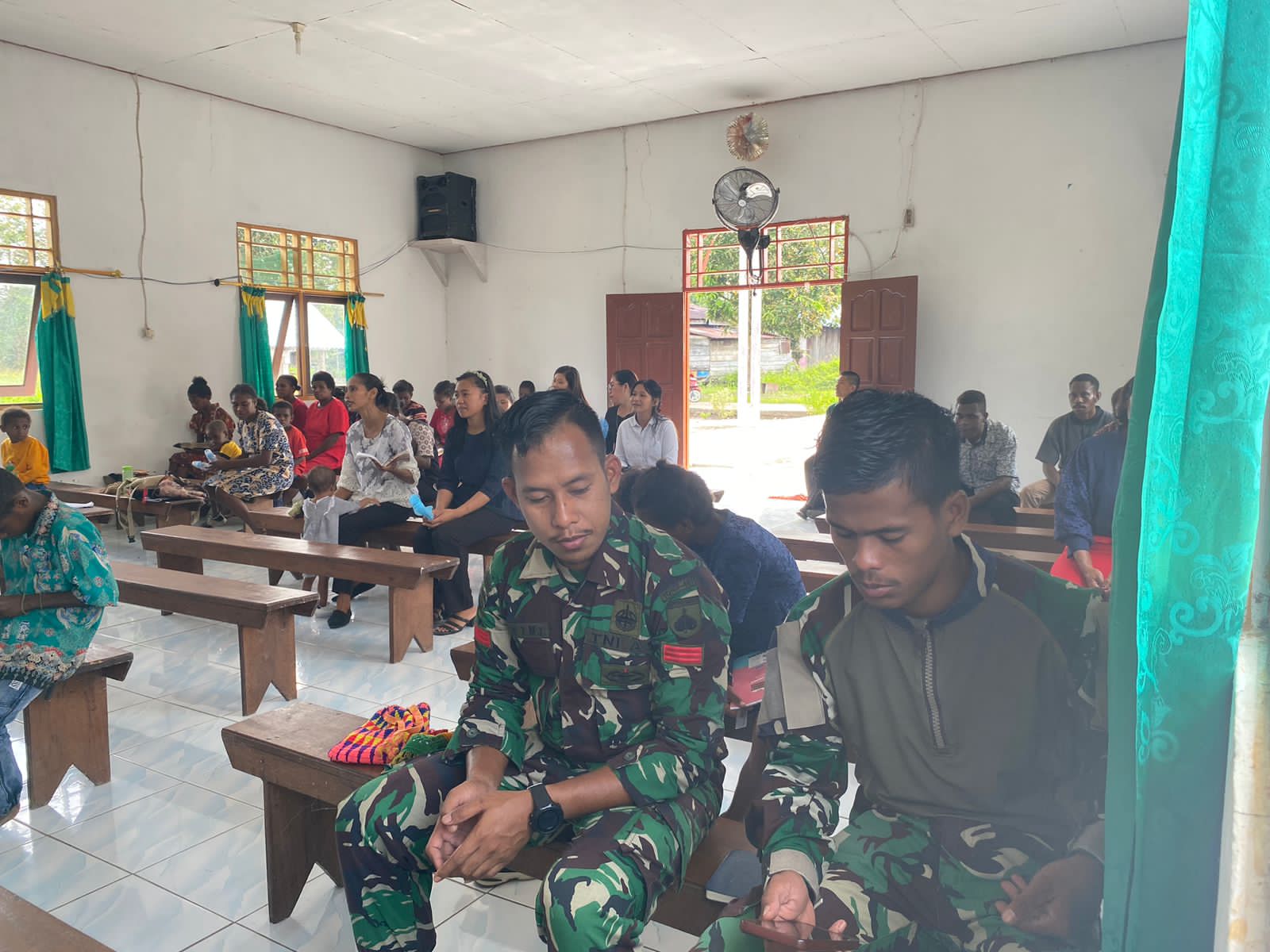 Satgas Yonif 407/PK : Giat  Pengamanan Tempat Ibadah Disaat Umat Kristiani Sedang Laksanakan Ibadah