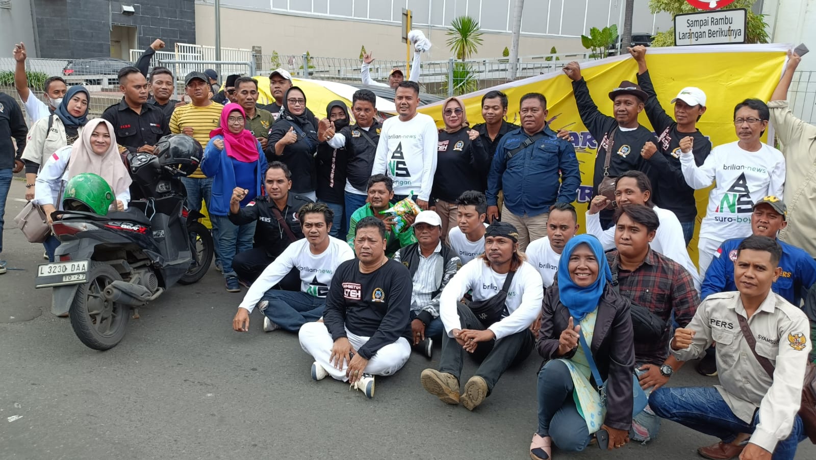 AMI Bersama Jurnalis Surabaya Berbagai Ratusan Paket Sembako Dalam Rangka Memperingati HPN 2024