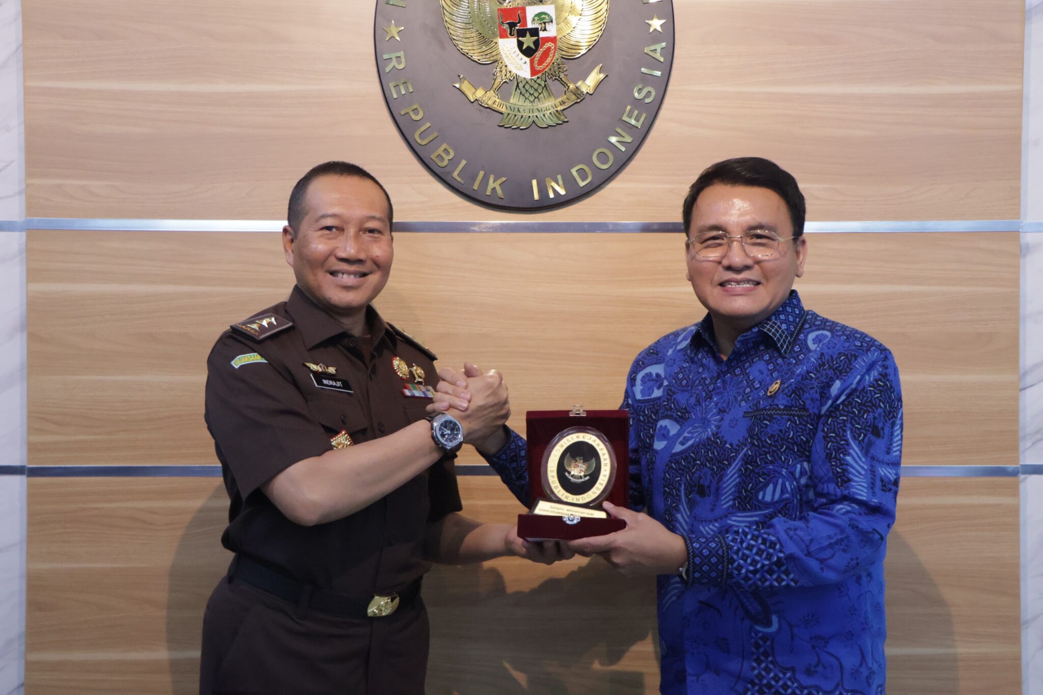 *KUNJUNGAN JAKSA AGUNG MUDA PIDANA MILITER (JAMPIDMIL) KE KOMISI
KEJAKSAAN (KOMJAK)*

HarianTeks.com l JAKARTA , Kunjungan Jaksa Agung Mudah Pidana  Militer(JAMPIDMIL) Ke Komisi Kejaksaan (KOMJAK)Bertempat di ruang rapat Komisi Kejaksaan (KOMJAK ) bertempat  di Jalan Rambai, Kramat Pela, Kebayoran Baru
Jakarta Selatan, pada hari Senin, tanggal 19 Februari 2024, pukul 13.30 WIB 

Jaksa Agung Muda
Pidana Militer Dr. W. Indrajit beserta rombongan melakukan kunjungan dan silaturahmi ke Komisi
Kejaksaan RI.
· Dalam acara kunjungan tersebut, Jaksa Agung Muda Pidana Militer Dr. W. Indrajit didampingi oleh
Sekretaris Jaksa Agung Muda Pidana Militer Edy Birton, SH.,MH, Direktur Penindakan Laksamana
Pertama Farid Ma'ruf, SH.,MH, Kabag TU, Pengelolaan, Pengamanan dan Pengawalan Feri Mupahir,
SH.,MH serta Kasubag Pamwal Jampidmil Letkol Hairul Arifin..

Sementara itu Ketua Komisi Kejaksaan (Komjak) Dr. Barita Simanjuntak, SH.,MH., CFrA didampingi
oleh Komisioner Komisi Kejaksaan, Kepala Sekretariat, Kabag Teknis dan Kabag Hubungan Antar
Lembaga, anggota Komisi Kejaksaan berasal dari unsur TNI, Jaksa dan Polhukam.

• Pada acara kunjungan tersebut Ketua Komisi Kejaksaan (Komjak) Dr. Barita Simanjuntak, SH.MH
CFrA menyampaikan bahvwa tugas dari Komisi Kejaksaan adalah melakukan pengawasan,
pemantauan dan penilaian kinerja, sikap, perilaku jaksa dan pegawai Kejaksaan dan juga untuk
meningkatkan kinerja Kejaksaan.

Bahwa Komisi Kejaksaan (Komjak) melakukan penanganan pengaduan masyarakat yang yang
dilakukan oleh jaksa/pegawai kejaksaan, serta secara rutin membuat laporan kepada Presiden,

karena Komisi Kejaksaan (Komjak) bertanggung jawab langsung ke Presiden, serta membuat
rekomendasi atau saran yang berkaitan dengan perbaikan dan penyempurnaan organisasi serta
kondisi lingkungan kejaksaan kepada Jaksa Agung dan Presiden.

• Pada acara kunjungan tersebut Jaksa Agung Muda Pidana Militer atau Jampidmil menyampaikan
terkait permasalahan dan kendala yang dihadapi dalam penanganan perkara di Jampimil sala
satunya adalah perkara TWP 1 yang telah putus di tingkat Kasasi tetapi putusan berbeda dengan
pengadilan tingkat pertama maupun tingkat kedua,

 pengalaman ini juga agar dapat dijadikan
masukkan dalam nanti apabila ada pengaduan masyarakat kedepannya
mengucapkan te
terimakasih kepada Ketua Komisi Kejaksaan (Komjak) ta jąjaran
Bekerjasama pe penegakan hukum kedepannya agar berjalan k serta berharap erharap
dukur untuk tetap terus berlanjut dalam rangka pengembangan organisasi di masa
mendatang
• Pada akhir kunjungan dilaksanakan pertukaran plakat dan acara photo bersama.(*) Rabu,21/02/2024

Sumber: Puspenkum Kejagung RI