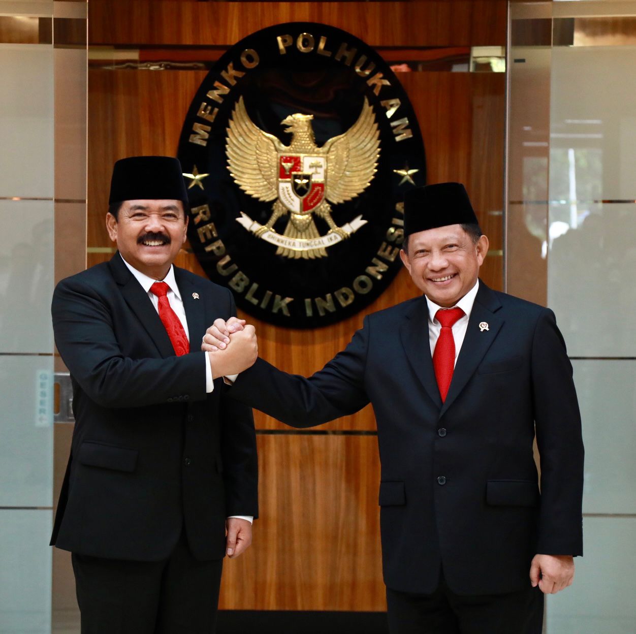 Mendagri Tito Serahkan Jabatan Menko Polhukam kepada Hadi Tjahjanto