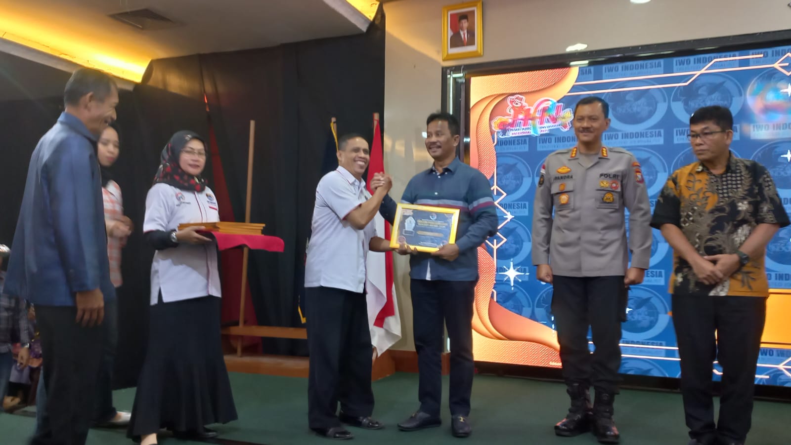 Walikota Batam H Muhammad Rudi Terima Golden Award dari IWO Indonesia