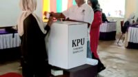 Ketua IWO DPD Natuna Baharullazi Gunakan Hak Pilih di TPS 01 Desa belakang Gunung