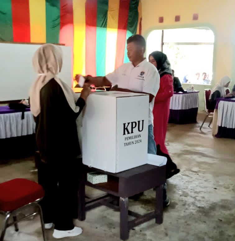 Ketua IWO DPD Natuna Baharullazi Gunakan Hak Pilih di TPS 01 Desa belakang Gunung