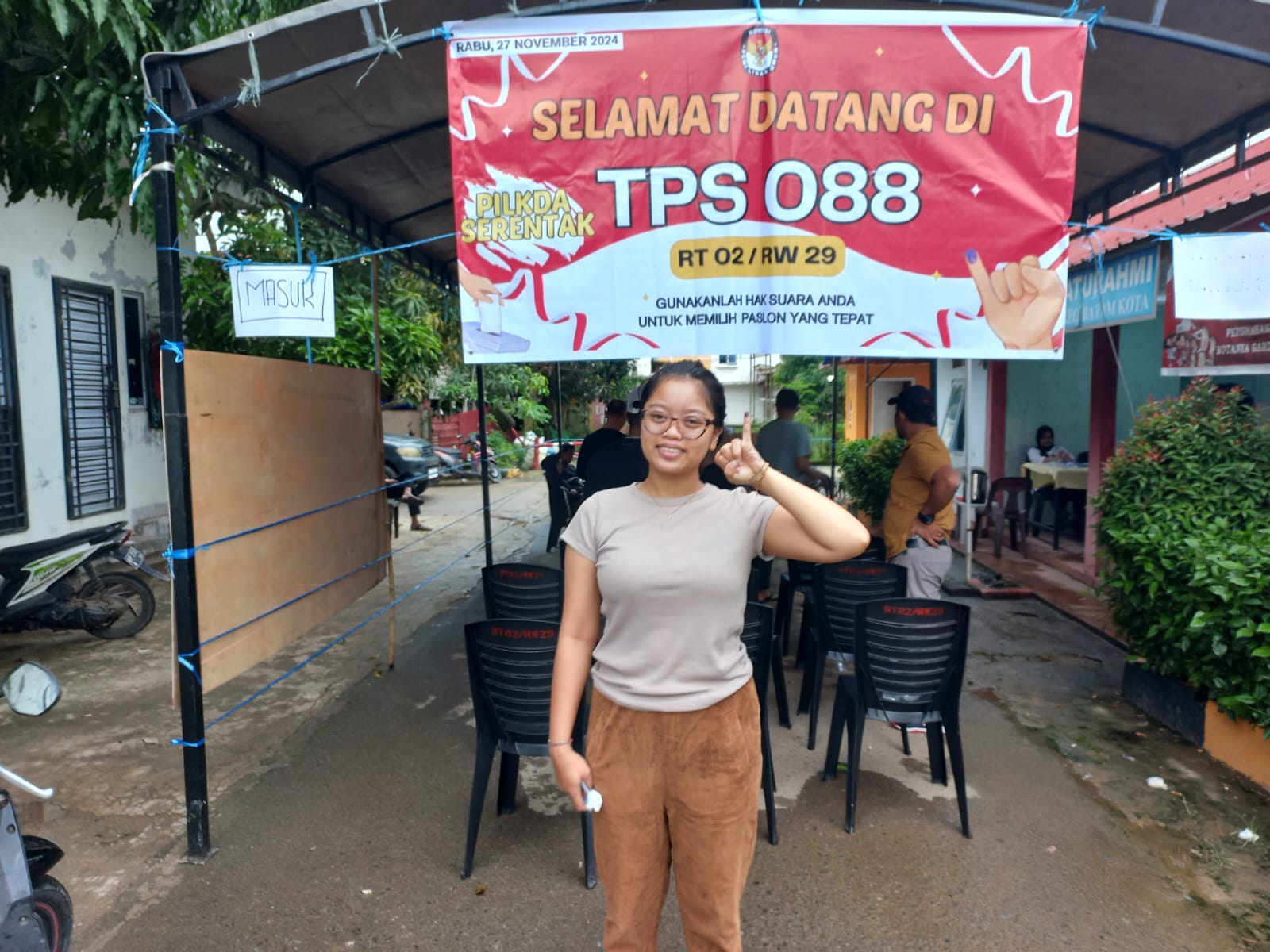 Rania Zahra Warga Botania Garden Turut Menggunakan Hak Pilihnya Pada Pemilihan Umum yang Digelar di TPS 088 Botania