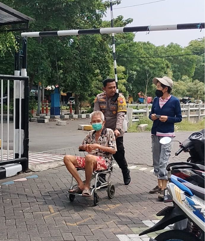 Kapolsek Gunung Anyar Berikan Dukungan kepada Lansia dalam Pemilu