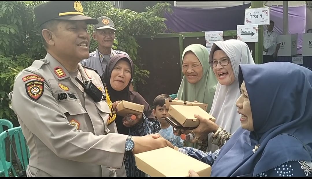 Tarik Animo Warga Datang Ke TPS, Polresta Sidoarjo Bagikan Makanan Gratis