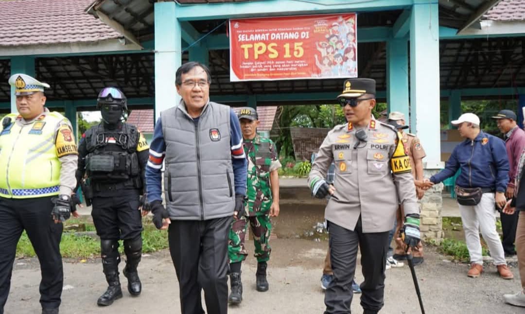 Hari pencoblosan PJ Walikota Pagar Alam Nelson Firdaus Monitoring Ke TPS.